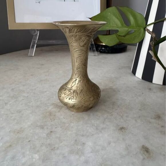 Small vintage solid brass vase - Picture 2 of 6